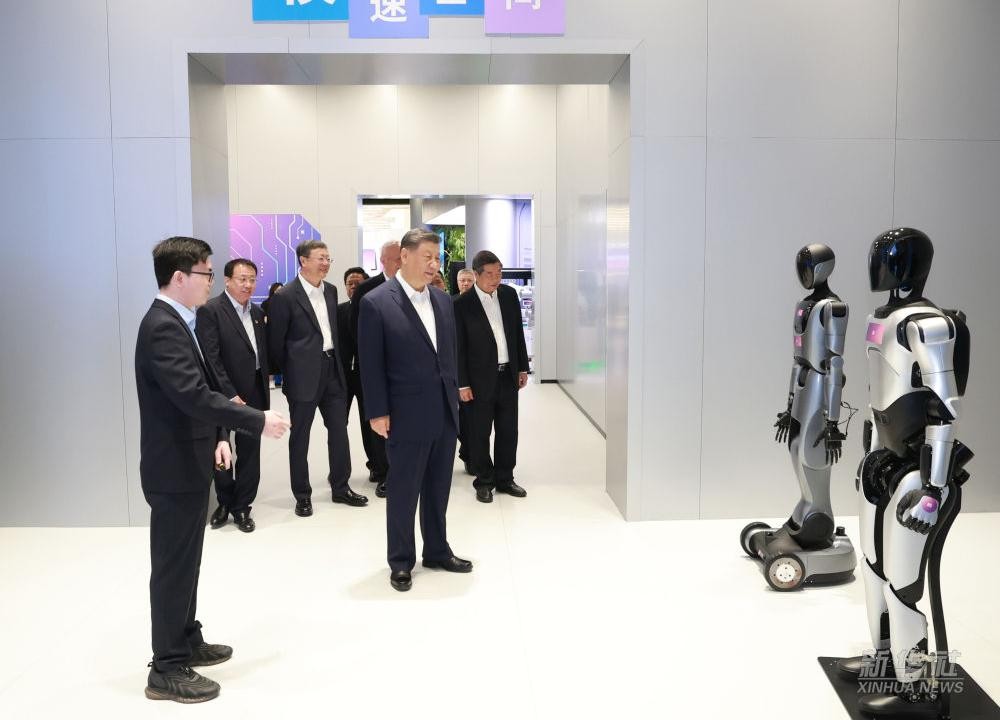 习近平总书记到上海调研，long8龙代表具身智能行业汇报进展